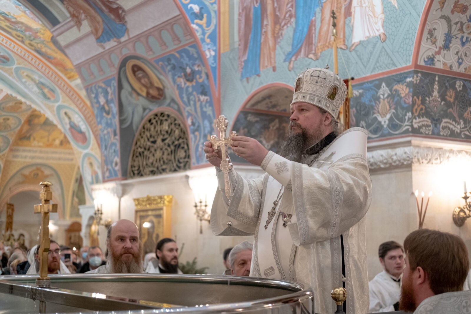 В навечерие Богоявления митрополит Дионисий совершил Литургию в  Преображенской церкви Храма Христа Спасителя - Центральное викариатство  города Москвы